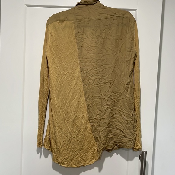 Gold blouse with knit inserts. - Picture 2 of 2